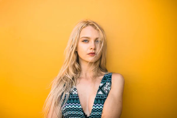 Een Portret Van Een Blond Meisje Voor Oranje Achtergrond — Stockfoto