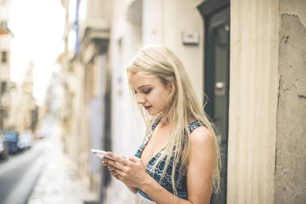 Blondýnka Dívka Smskování Městě — Stock fotografie