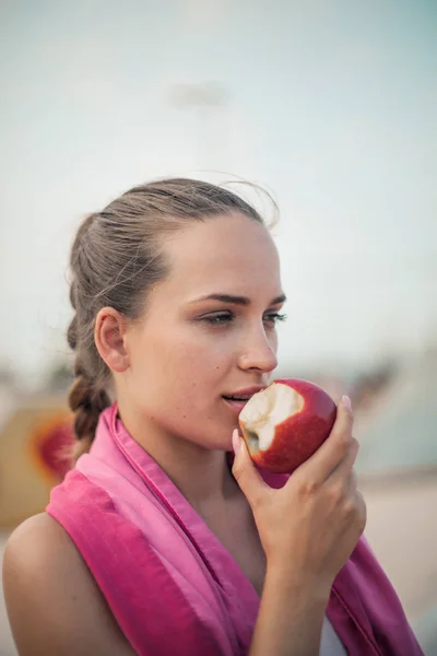 Chica Está Comiendo Manzana — Foto de Stock