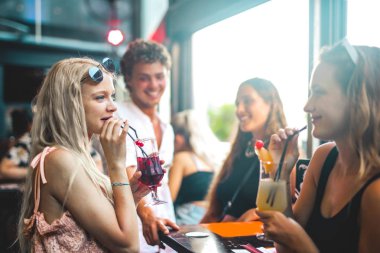 Arkadaşlar barda içiyor.