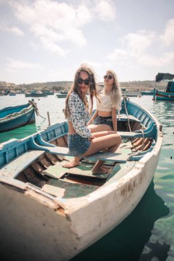 Gemide iki kız var.