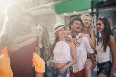 Bir grup arkadaşın komik anı.