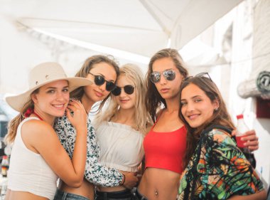 Bir grup kıza sarılmak 