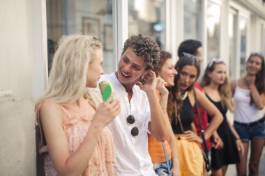 Bir grup arkadaş gülümsüyor.