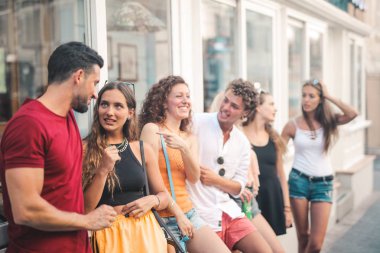 Bir grup arkadaşın komik anı.