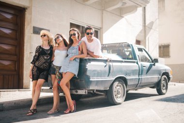 Arabada bir grup arkadaş var.