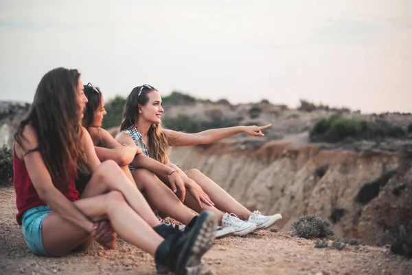 Tres Chicas Naturaleza —  Fotos de Stock