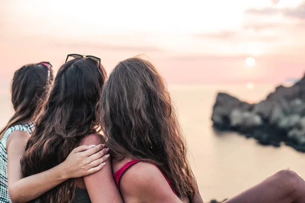 Três Meninas Estão Olhando Paisagem — Fotografia de Stock