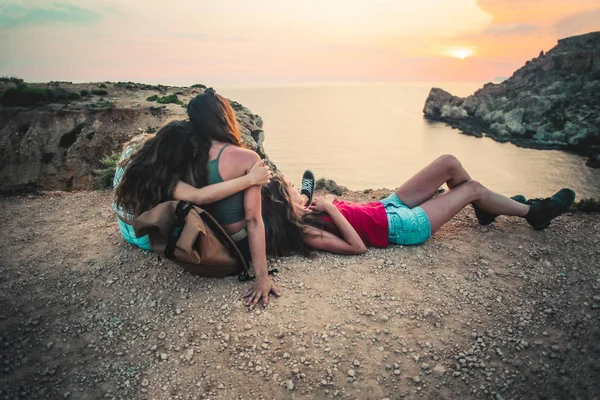 Trois Filles Regardent Coucher Soleil Après Trekking Dans Bel Endroit — Photo