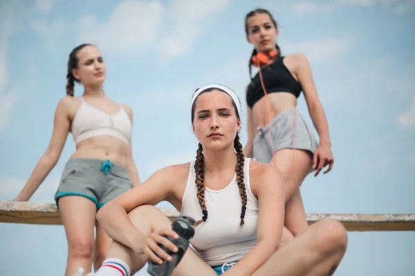 Três Meninas Após Treinamento — Fotografia de Stock