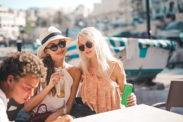 Freunde Trinken Einer Bar — Stockfoto