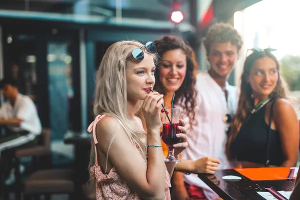 Freunde Trinken Einer Bar — Stockfoto