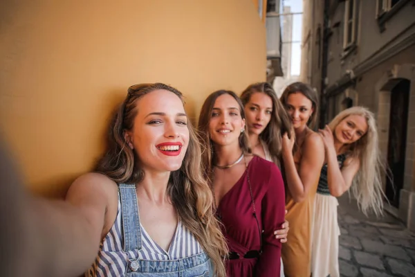 Raparigas Estão Tirar Selfie Juntas — Fotografia de Stock