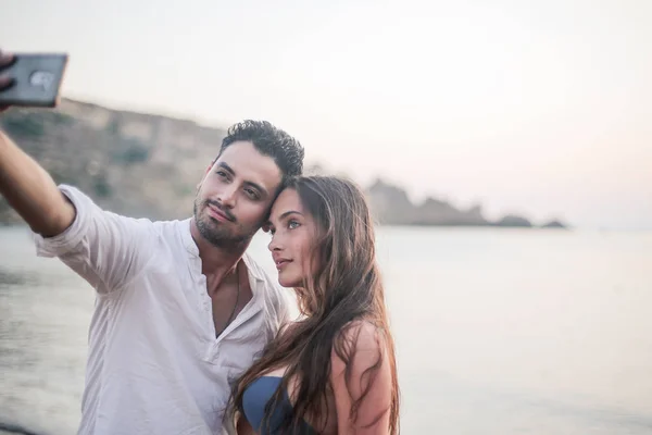 Dois Amigos Estão Tirando Uma Selfie Praia — Fotografia de Stock