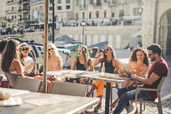 Gruppo Amici Sta Bevendo Bar — Foto Stock