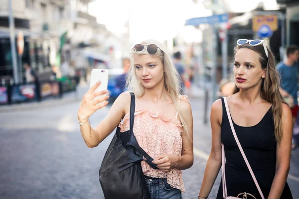 Dwie Dziewczyny Robią Sobie Selfie Ulicy — Zdjęcie stockowe