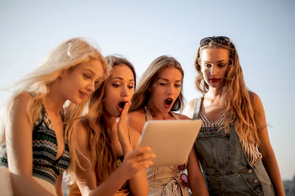 Las Chicas Impactadas Están Viendo Pad — Foto de Stock