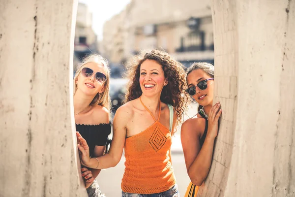 Három Lány Városban — Stock Fotó