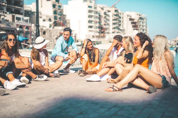 Des Amis Sont Assis Près Port — Photo