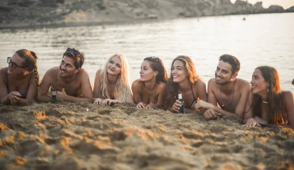 Grupo Amigos Jazem Praia — Fotografia de Stock