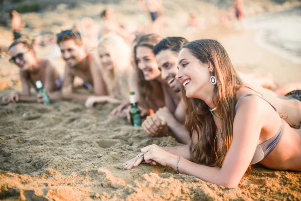 Grupa Przyjaciół Leży Plaży — Zdjęcie stockowe