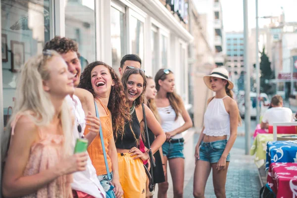 Een Groep Lachende Vrienden Stad — Stockfoto