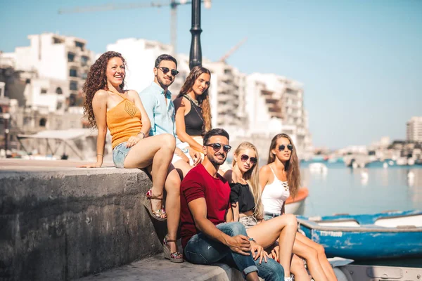 Grupo Amigos Sentados Cerca Del Puerto — Foto de Stock