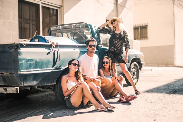 Grupo Amigos Com Carro Azul — Fotografia de Stock