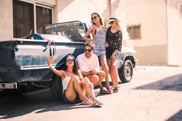 Grupa Przyjaciół Robi Sobie Selfie Niebieskim Samochodem — Zdjęcie stockowe