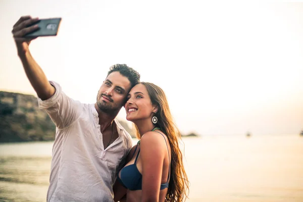 Dois Amigos Tiram Uma Selfie Praia — Fotografia de Stock