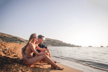 Denizin kenarında oturan iki aşık