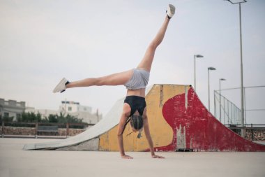 Formda kız dublörlük yapıyor.