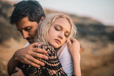 Sahilde iki partnere sarılmak.