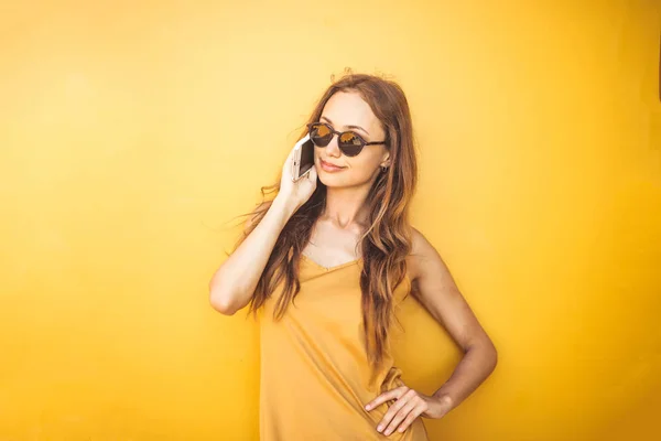 Menina Bonita Com Telefone Frente Parede Amarela — Fotografia de Stock