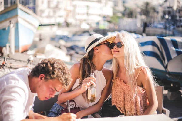 Vrienden Drinken Een Bar — Stockfoto