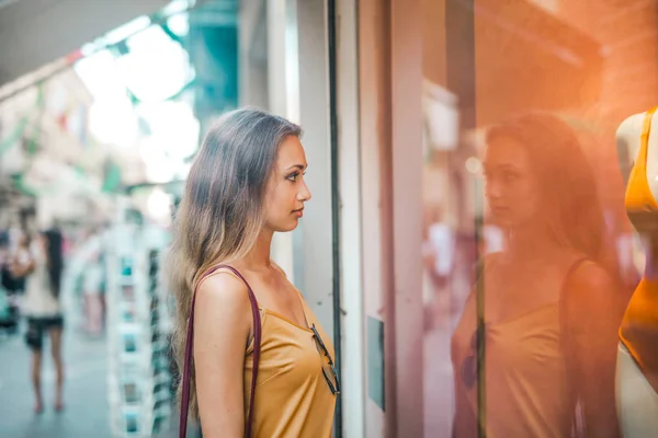 Dívka Dívá Obchodu Okny — Stock fotografie