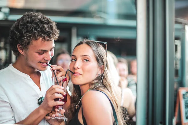 Dois Amantes Estão Bebendo Mesmo Copo — Fotografia de Stock