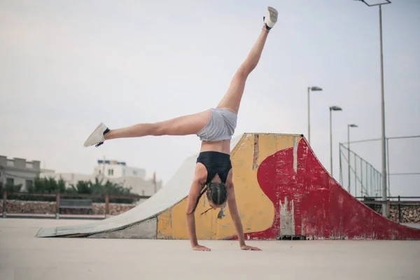 Fit Mädchen Macht Stunts — Stockfoto