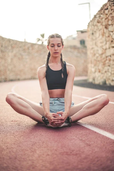 Fit Mädchen Machen Stretching — Stockfoto