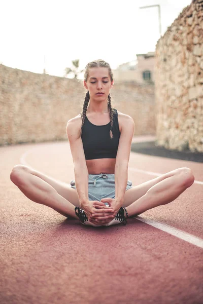 Ajuste Chica Hacer Estiramiento —  Fotos de Stock