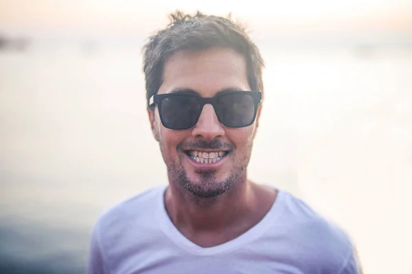 Glimlachende Man Het Strand — Stockfoto