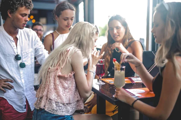 Eine Gruppe Von Freunden Trinkt Einer Bar — Stockfoto