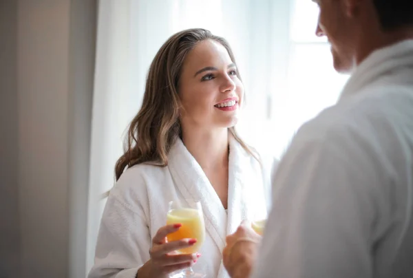 Los Amantes Están Bebiendo Jugo Naranja Cerca Ventana —  Fotos de Stock