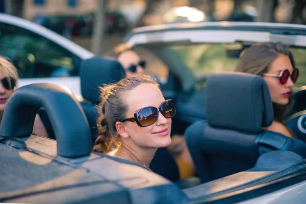 Een Groep Meisjes Een Auto — Stockfoto