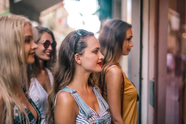 Grupp Tjejer Tittar Fönsterbutiken — Stockfoto