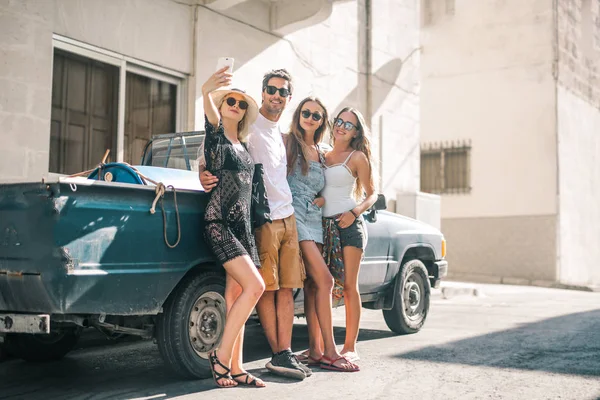 Grupo Amigos Toman Una Selfie Delante Auto Azul —  Fotos de Stock