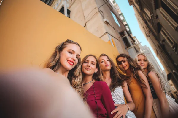 Een Groep Meisjes Neemt Een Selfie — Stockfoto