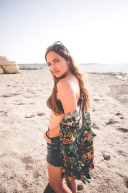 Sahilde güzel bir kız 