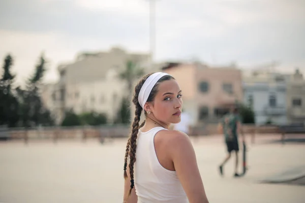 Sportive Girl Een Skatepark — Stockfoto