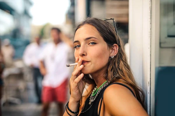 Uma Menina Fuma Cigarro — Fotografia de Stock